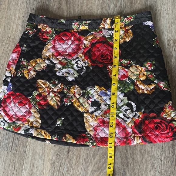 🌼 Forever 21 Floral Quilted Mini Skirt – Size Medium - Picture 14 of 15